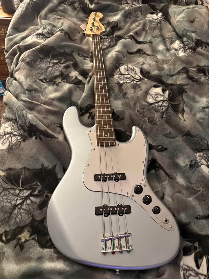 squierjazzbass002.jpg